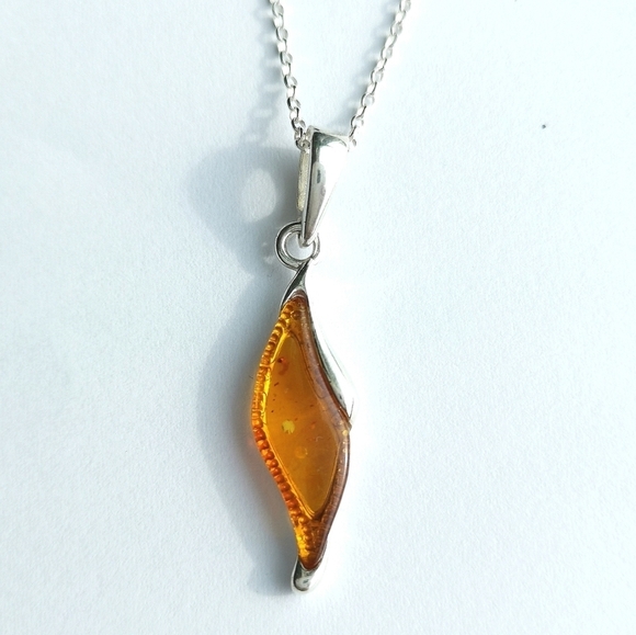 Baltic Amber petal sterling silver pendant necklace 🆕 - Picture 2 of 6